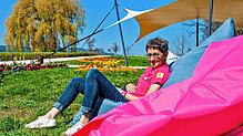 Edith Heppeler ist Geschäftsführerin der Landesgartenschau. Das Bild zeigt sie im Uferpark bei der LGS in Überlingen.