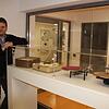 Für etwa 100&nbsp;000 Euro wurde der Eingangsbereich des Technologiezentrums umgestaltet. Im Ausstellungsraum zeigt Geschäftsführer ...