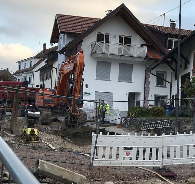 Langsam gräbt sich der Bagger in der Breitmattstraße in Richtung Norden.