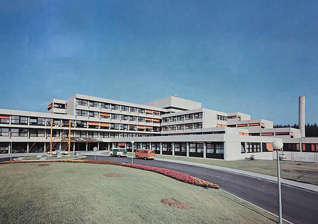 Das Bild zeigt das „Städtische Krankenhaus“ 1977, zwei Jahre nach seiner Eröffnung am 17.Juni 1975. 15 Jahre lang wurde der ...