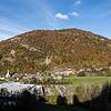 Der betroffene Berg, die Geschwender Halde. Am Fuß die teilweise evakuierten Häuser.