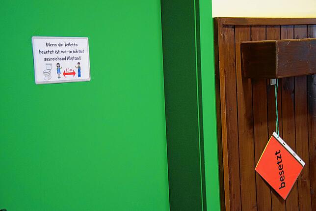 Auf die Toilette darf immer nur ein Kind. Ein Schild neben der Tür zeigt an, ob die Toilette frei oder besetzt ist.