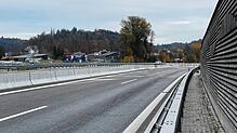 Hier an der Anschlussstelle Allensbach-Mitte der B33 in Richtung Konstanz fiel der BMW, der über die Sperrfläche fuhr und sich durch den ...