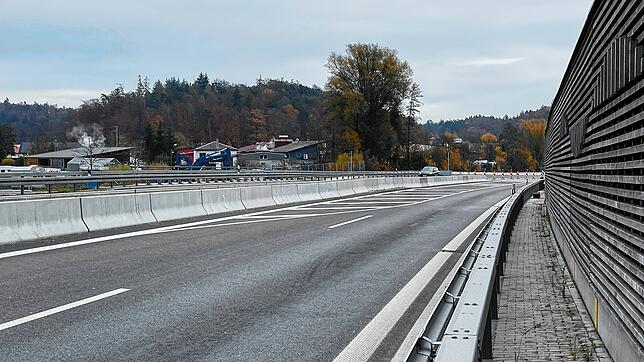 Hier an der Anschlussstelle Allensbach-Mitte der B33 in Richtung Konstanz fiel der BMW, der über die Sperrfläche fuhr und sich durch den ...