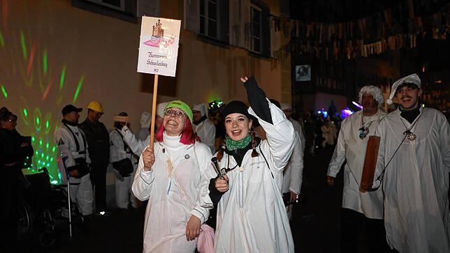 Bild 27: Schmotziger Dunschtig: Tausende Konstanzer nehmen am Hemdglonker teil