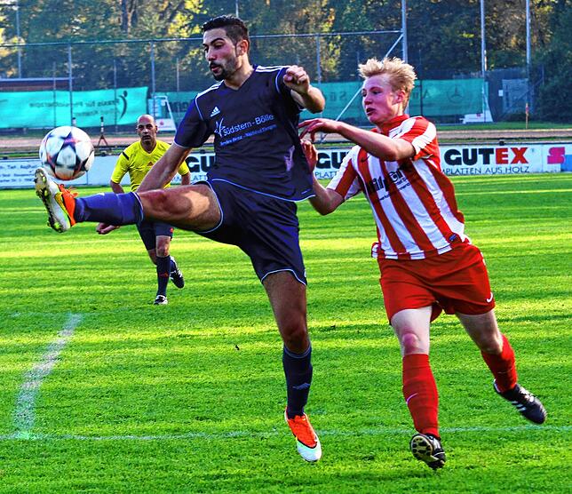Derby 2014: Vor zehn Jahren trug Arbnor Smakaj (links, gegen Jakob Dickmann) noch das Trikot des VfB Waldshut. Dieses Archivfoto stammt ...
