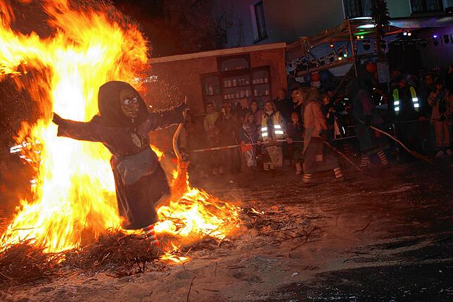 Bild 6: Die besten Bilder vom Hexenfeuer und Nachtumzug in Weizen