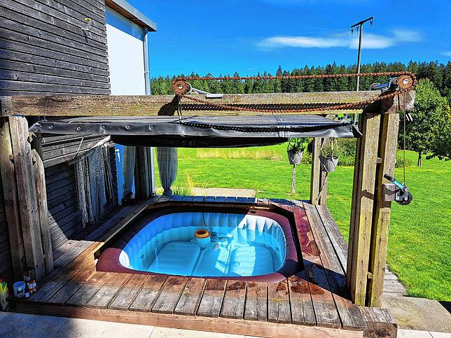 In der Fernsehfolge wurde hier ein Bali-Bett gebaut. Nach ein paar Jahren baute Fichter hier einen Whirlpool hin.