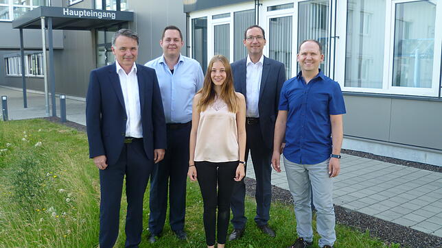 Hinten stehen von links Christof Gulden (Geschäftsleitung), Michael Dembitzki (kaufmännische Ausbildung), Michael Bauer (kaufmännische ...