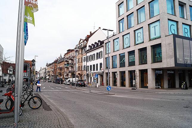 Die Bodanstraße am Dienstagmittag. Kaum Autos, kaum Menschen.