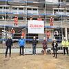 Richtfest auf der Ärztehaus-Baustelle: Vorne von links stehen Marcus Weber (Firma Züblin, Oberbauleiter), Jochen Keller (Firma Züblin, ...