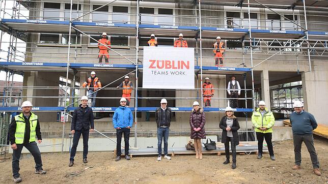 Richtfest auf der Ärztehaus-Baustelle: Vorne von links stehen Marcus Weber (Firma Züblin, Oberbauleiter), Jochen Keller (Firma Züblin, ...