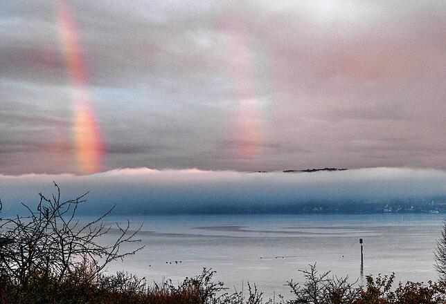Wesentlich seltener zu beobachten als ein Regenbogen ist ein blasser Nebelbogen, wie hier mit Blick von Konstanz-Dingelsdorf Richtung ...