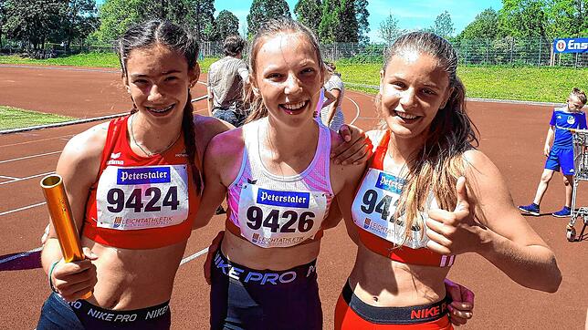 Blitzschnell: Die U16-Staffel der LG Hohenfels mit (von links) Sara Polito, Lina Schitz und Laura Queyreau holte sich in Freiburg den ...