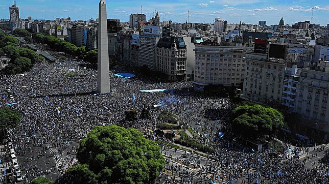 In dieser Luftaufnahme versammeln sich Fans Argentiniens am Obelisk, um den Gewinn der Weltmeisterschaft in Katar 2022 zu feiern.