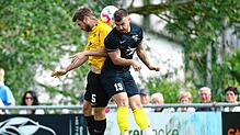 Marcel Huber (FC Gutmadingen, links) und Fabian Bader (FC Öhningen-Gaienhofen) nehmen sich hier nichts. Dennoch ist das Ergebnis ...