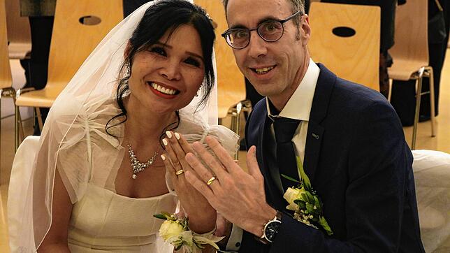 Engens Bürgermeister Frank Harsch mit seiner nun angetrauten Ehefrau Thanaporn Hannah.