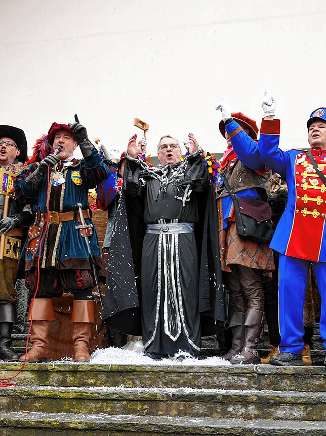 Der Junker Hans (Andreas Fürst) und der entmachtete Bürgermeister Ralf Baumert feiern die Fasnet.