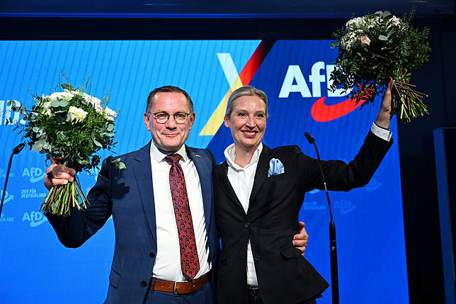 Alice Weidel, Bundesvorsitzende und Kanzlerkandidatin der AfD, und Tino Chrupalla, AfD-Bundesvorsitzender, stehen bei der Wahlparty der ...