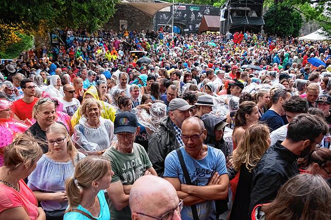 3200 Besucher wollten beim Hohentwielfestival 2017 die schottische Sängerin Amy Macdonald erleben. Wegen einer schweren Unwetterwarnung ...