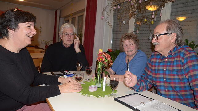 Hilde Frick, Michael Hennig, Renate Ill und Roland Wohlhüter parlieren am Französisch-Tisch im Mehrgenerationenhaus.