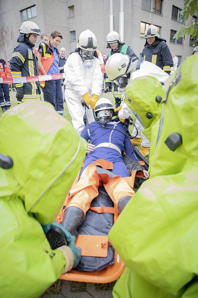 Bild 5: Der gespielte Ernst am Klinikum Konstanz: So bereiten sich Feuerwehr und Notärzte auf Einsätze mit gefährlichen Stoffen vor