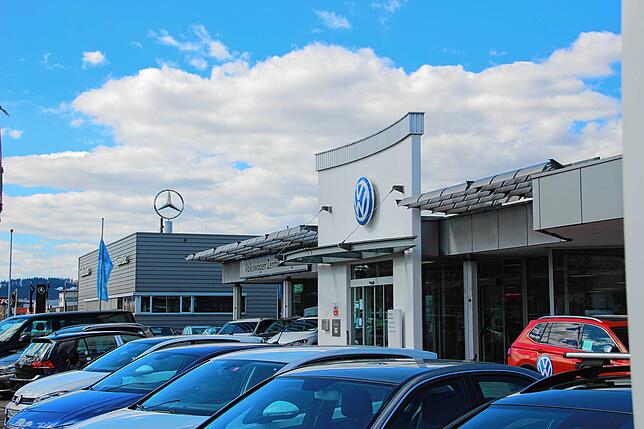 Viele Autos auf den Höfen, aber keine Kunden. Die Automeile im Singener Süden bleibt derzeit fast verwaist.