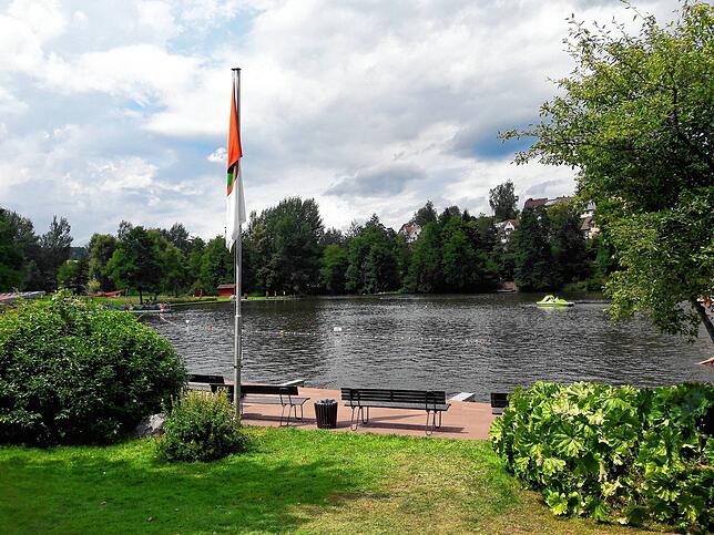 Am Morgen, also ab 10 Uhr, gibt es am St. Georgener Klosterweiher noch viel Platz. Mittags wird es schon knapp.