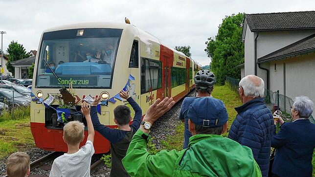 Ein Freudentag: Die Meßkircher begrüßen ihre neue Biberbahn bei der Einfahrt in den Bahnhof.