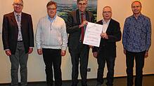 Über die Zuschüsse freuen sich von links: der Leitzer des Flurneuordnungsamts Volker Wiest, Bürgermeister Carsten Quednow, Landrat ...