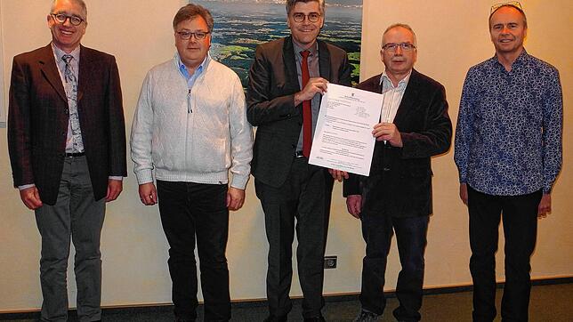 Über die Zuschüsse freuen sich von links: der Leitzer des Flurneuordnungsamts Volker Wiest, Bürgermeister Carsten Quednow, Landrat ...
