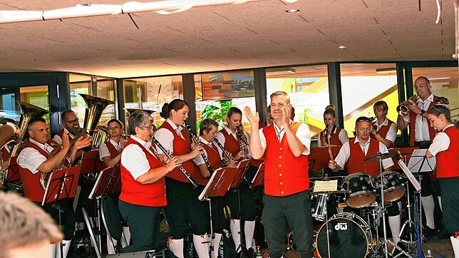 Der Musikverein Schlatt unter Krähen mit Dirigent Michael Bohnenstengel macht Station in Schonach. Übernachtet wird in Wohnwägen. Bild: ...