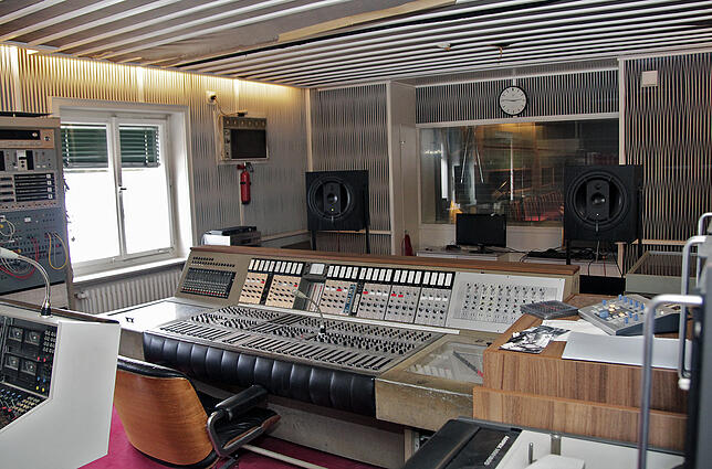 Hier scheint die Zeit stehen geblieben zu sein: Blick in das Aufnahmestudio mit dem großen Regiepult in der Mitte. Bild: Jens Fröhlich