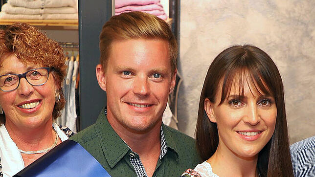 Das sind sie: Miss Oktoberfest Nelly Witt und Mister Oktoberfest Manuel Gächter bei der Einkleidung in der Trachtenscheune in Ernatsreute.