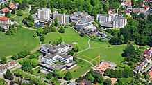 Blick aus der Vogelperspektive auf den Bad Säckinger Gesundheitscampus mit Kindergarten im Mai 2020. Hier sollen auch Appartements für ...