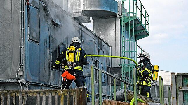 Die Feuerwehr Hüfingen, Abteilung Stadt, löschte am Dienstag einen Brand bei einer Verpackungsfirma an der Hochstraße.