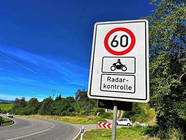 Die kurvige Strecke von Epfenhofen nach Randen lädt Motorradfahrer bergauf wie bergab zu teils waghalsigen Fahrten ein. Zwar wird auf ...