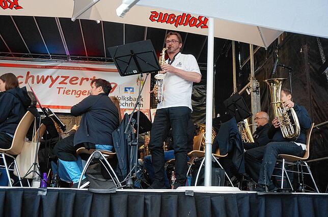 Bild 10: Stadtmusik Tiengen spielt zum Abschluss des Schwyzertags: Das sind die Bilder