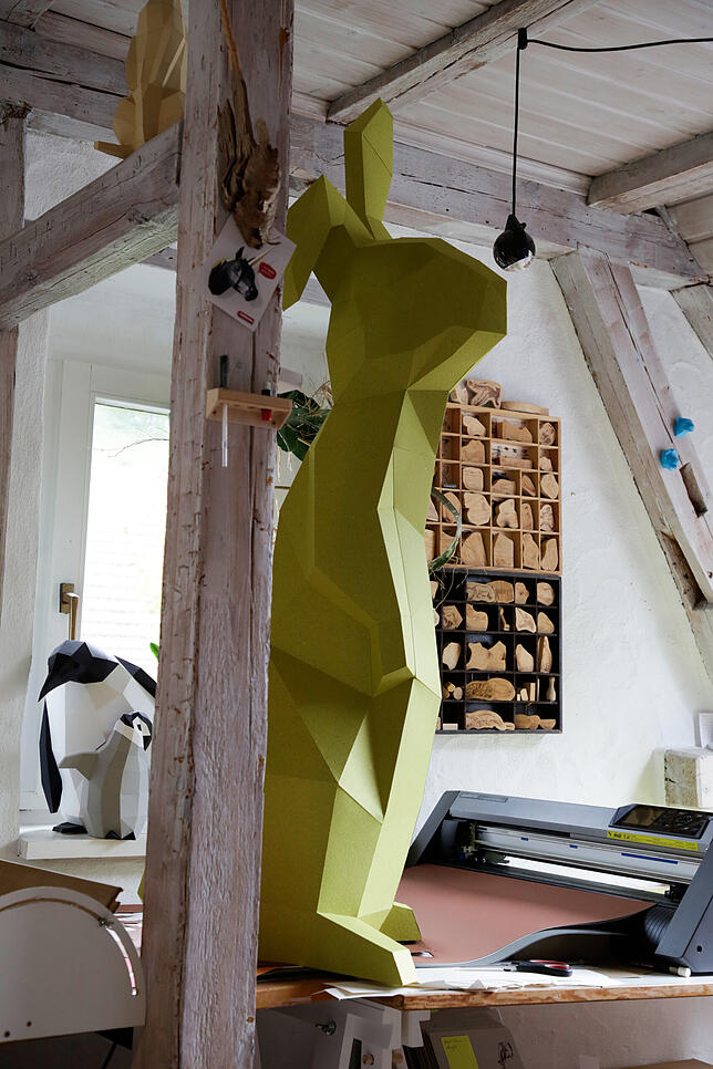 Dieser gigantische Hase besteht aus Chlorophyl-Papier.