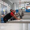 Mitarbeiter der Firma Bruder-Werbung an der CNC-Fräse.