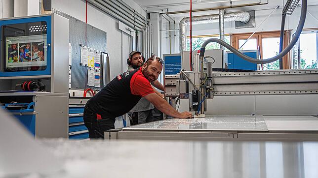 Mitarbeiter der Firma Bruder-Werbung an der CNC-Fräse.