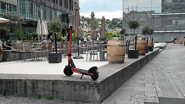 Näher am Lokal auf dem Kleinen Schlossplatz lässt sich der E-Scooter nicht parken – erlaubt ist es aber nicht.