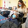 Sabrina Vetter bekommt gerade im Salon &bdquo;Haarzeit&ldquo; von Michelle Fiedler die Haare gewaschen. Vor rund zwei Wochen hat Vetter ...