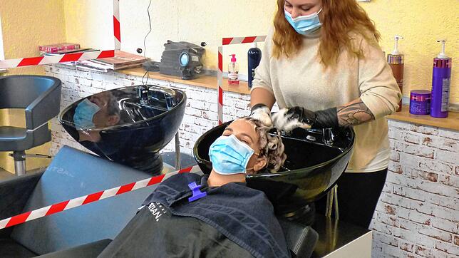 Sabrina Vetter bekommt gerade im Salon &bdquo;Haarzeit&ldquo; von Michelle Fiedler die Haare gewaschen. Vor rund zwei Wochen hat Vetter ...