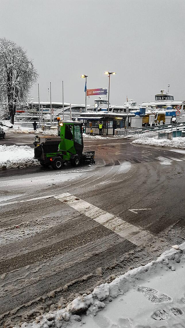 An der Fähre sind die Räumfahrzeuge unermüdlich im Einsatz, damit auch die Stadtbusse den Hang hoch und hinunter kommen. Bild: Kirsten Astor