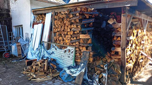 Angekohlte Holzscheite am Nachbarhaus zeigen, wie groß die Gefahr war, dass der Brand auf andere Gebäude übergriff.