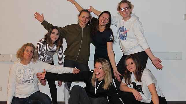 Sie sind zu einer eingeschweißten Gemeinschaft geworden (hinten von links): Seline Russolillo, Nathalie Schreiber, Gina Weber und Ariane ...