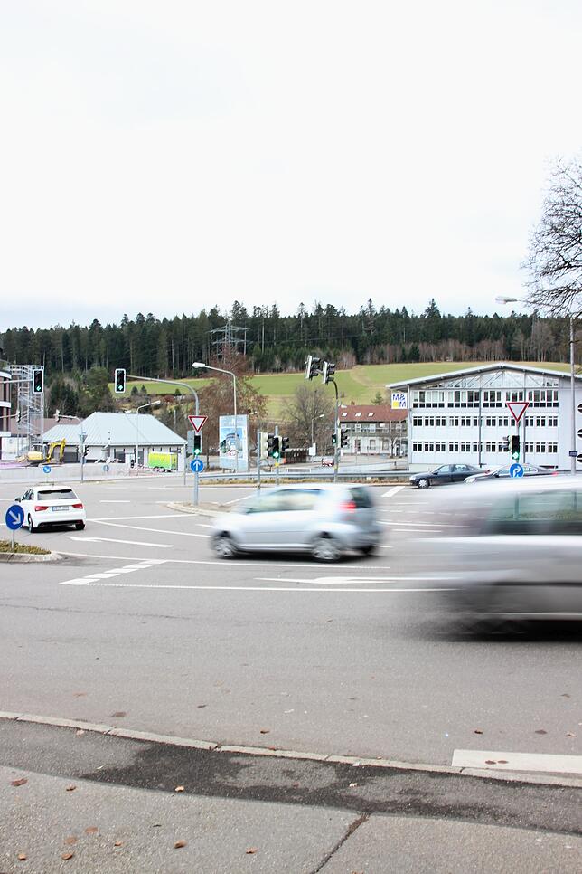 Die geschäftige Kreuzung an der B&nbsp;33 gilt noch immer als Tor zur Stadt.