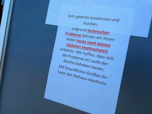 Auf einem Schild weist Lobmeier seine Kunden darauf hin, dass QR-Codes derzeit noch nicht generiert werden können.