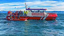Mit mehreren Booten mussten Feuerwehr, Wasserschutzpolizei und DLRG am Samstag bei Sturm auf den See. Vor Langenargen war eine Jolle ...